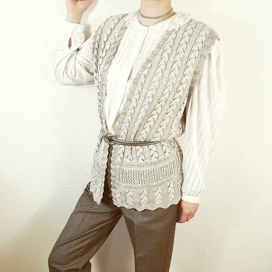 Einzigartige und nachhaltige Vintage Weste in beige. Unique and sustainable vintage vest in beige. Model.