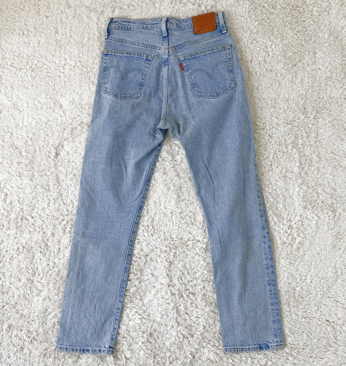 Einzigartige und nachhaltige Vintage Jeans in hellblau von Levi's. Back.
