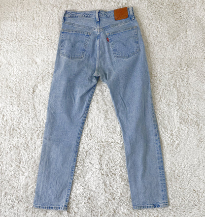 Einzigartige und nachhaltige Vintage Jeans in hellblau von Levi's. Back.
