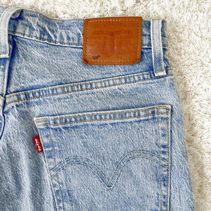 Einzigartige und nachhaltige Vintage Jeans in hellblau von Levi's. Close-up.