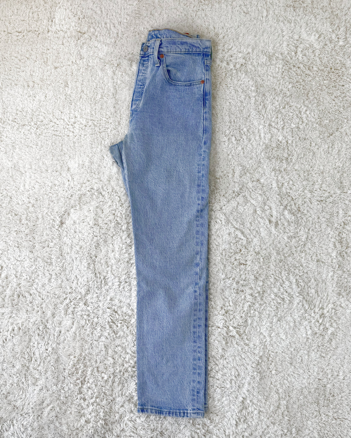 Einzigartige und nachhaltige Vintage Jeans in hellblau von Levi's. Side.