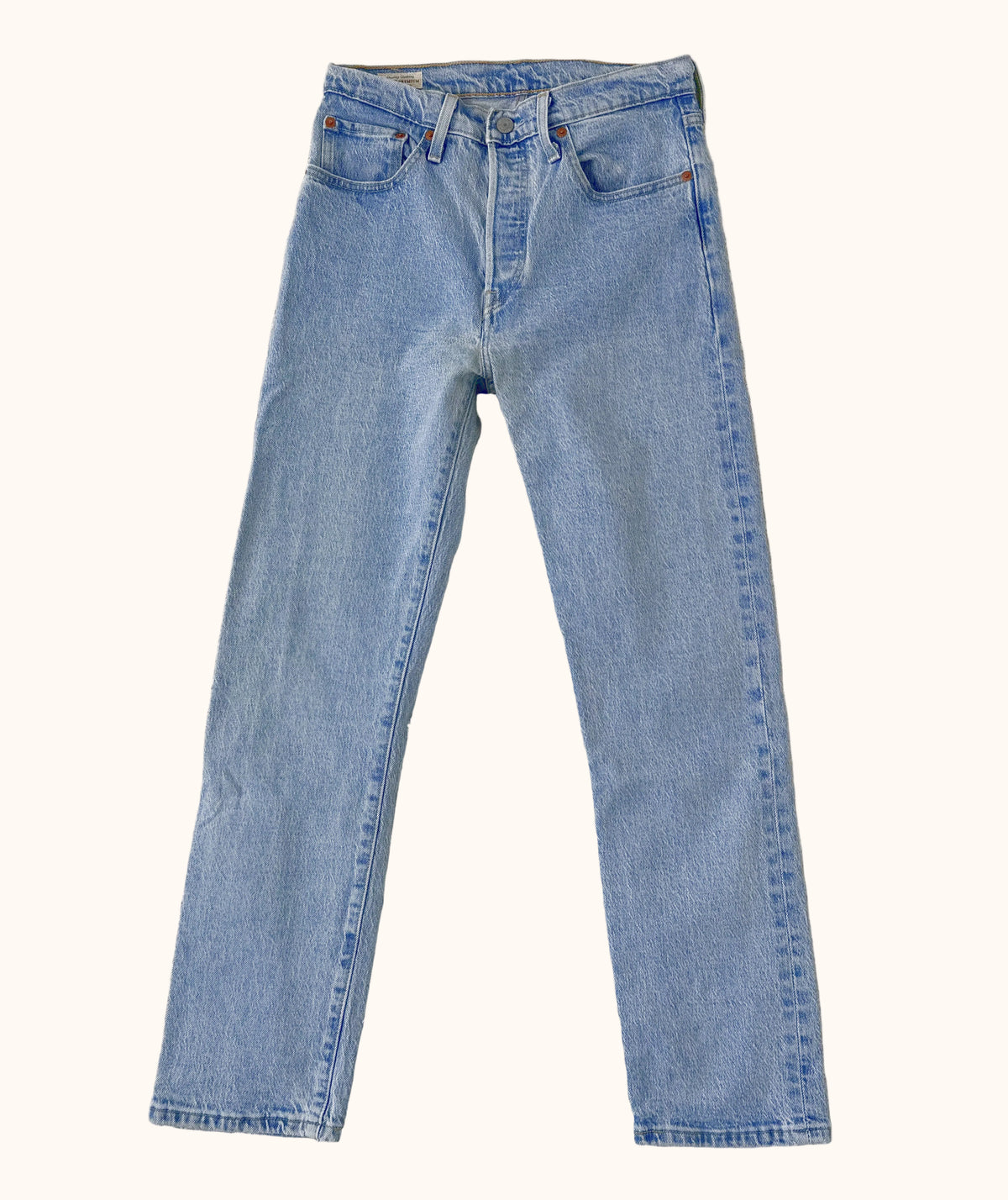 Einzigartige und nachhaltige Vintage Jeans in hellblau von Levi's. Front.