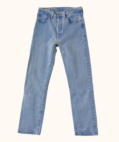 Einzigartige und nachhaltige Vintage Jeans in hellblau von Levi's. Front.