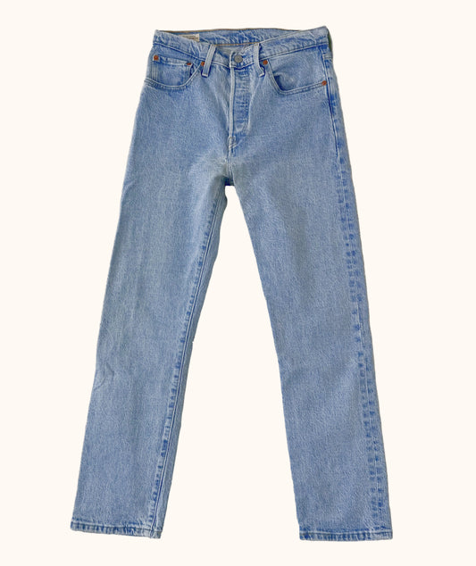 Einzigartige und nachhaltige Vintage Jeans in hellblau von Levi's. Front.