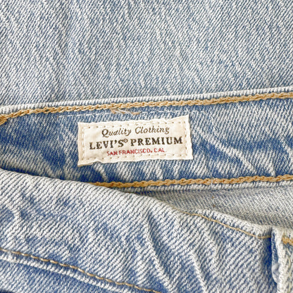 Einzigartige und nachhaltige Vintage Jeans in hellblau von Levi's. Tag.