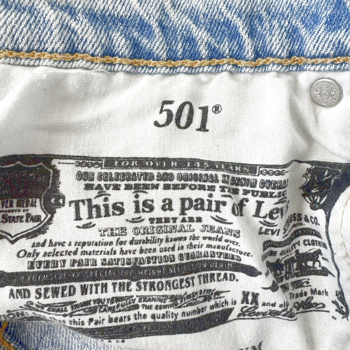 Einzigartige und nachhaltige Vintage Jeans in hellblau von Levi's. Inside.