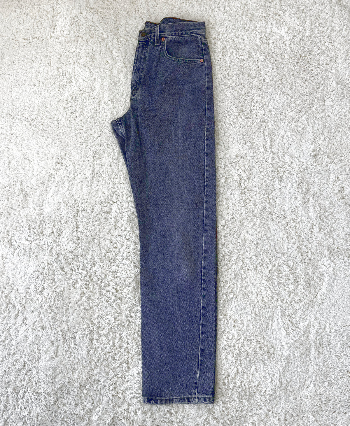 Einzigartige und nachhaltige Vintage Jeans von Levi's in washed black. Side.