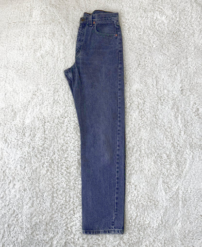 Einzigartige und nachhaltige Vintage Jeans von Levi's in washed black. Side.