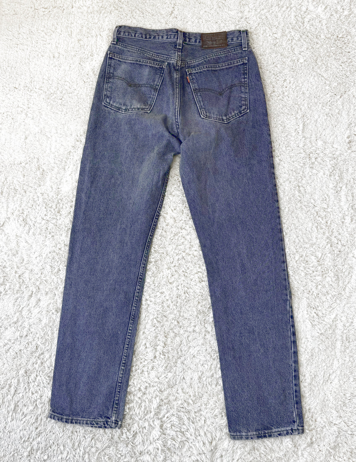 Einzigartige und nachhaltige Vintage Jeans von Levi's in washed black. Back.