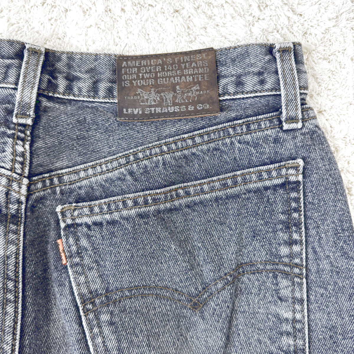Einzigartige und nachhaltige Vintage Jeans von Levi's in washed black. Tag.