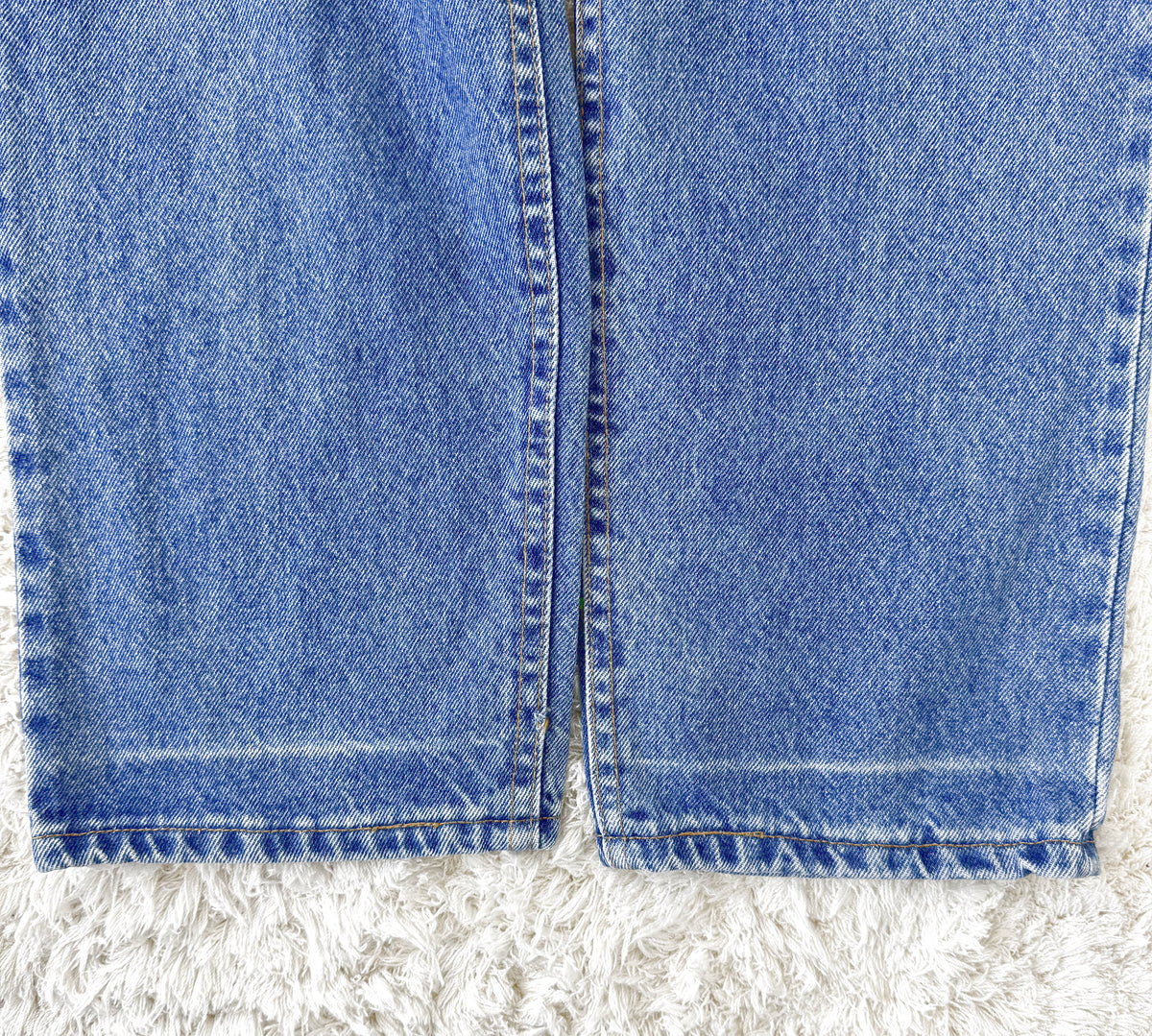 Einzigartige und nachhaltige Vintage Jeans in blau von Lee. Close-up 2.