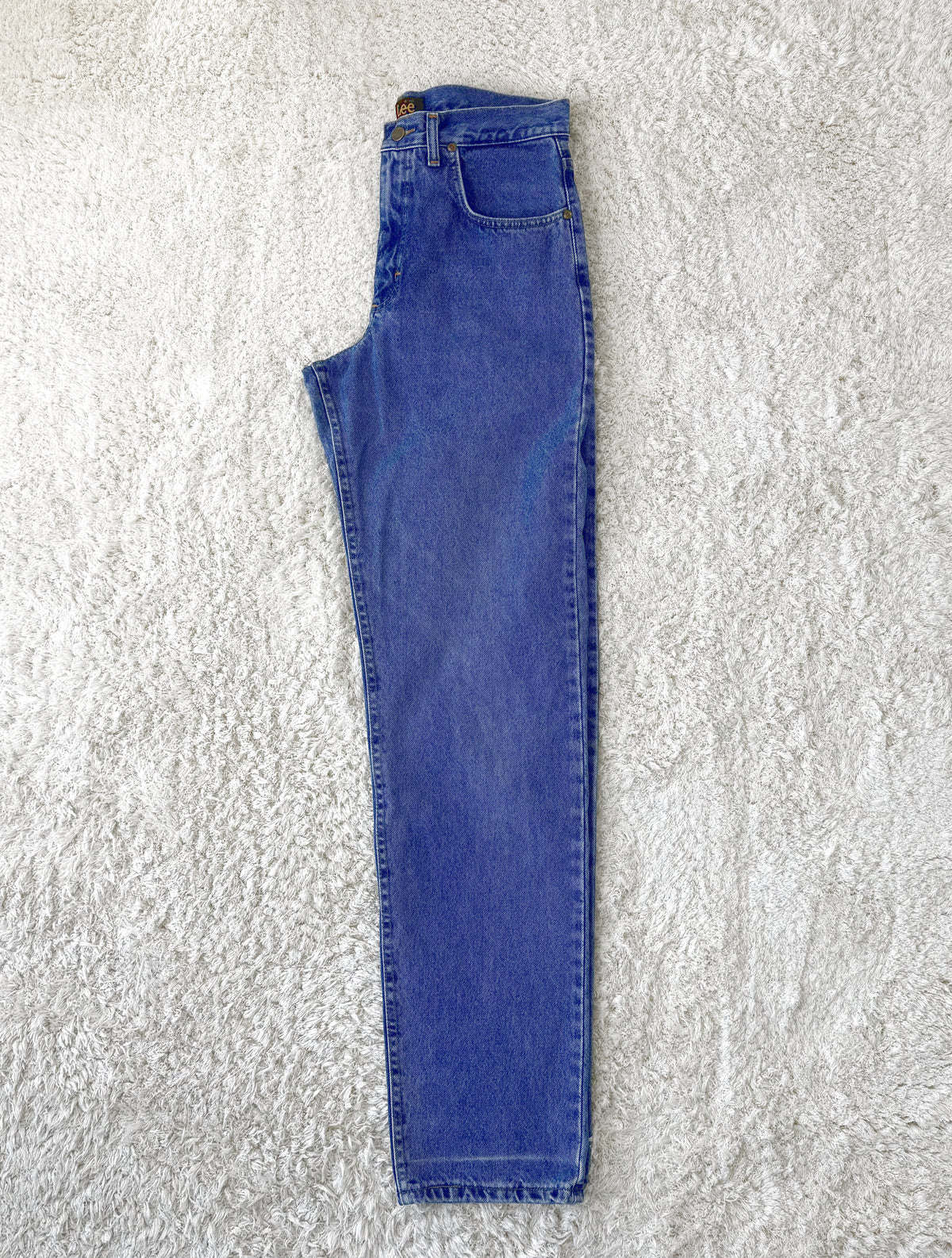 Einzigartige und nachhaltige Vintage Jeans in blau von Lee. Side.