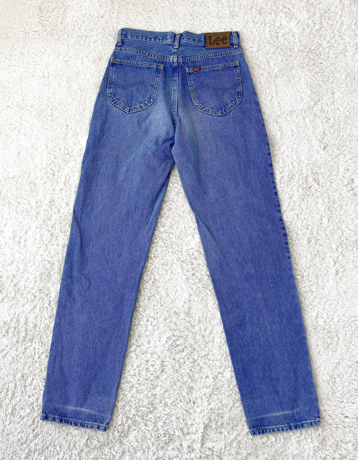 Einzigartige und nachhaltige Vintage Jeans in blau von Lee. Back.