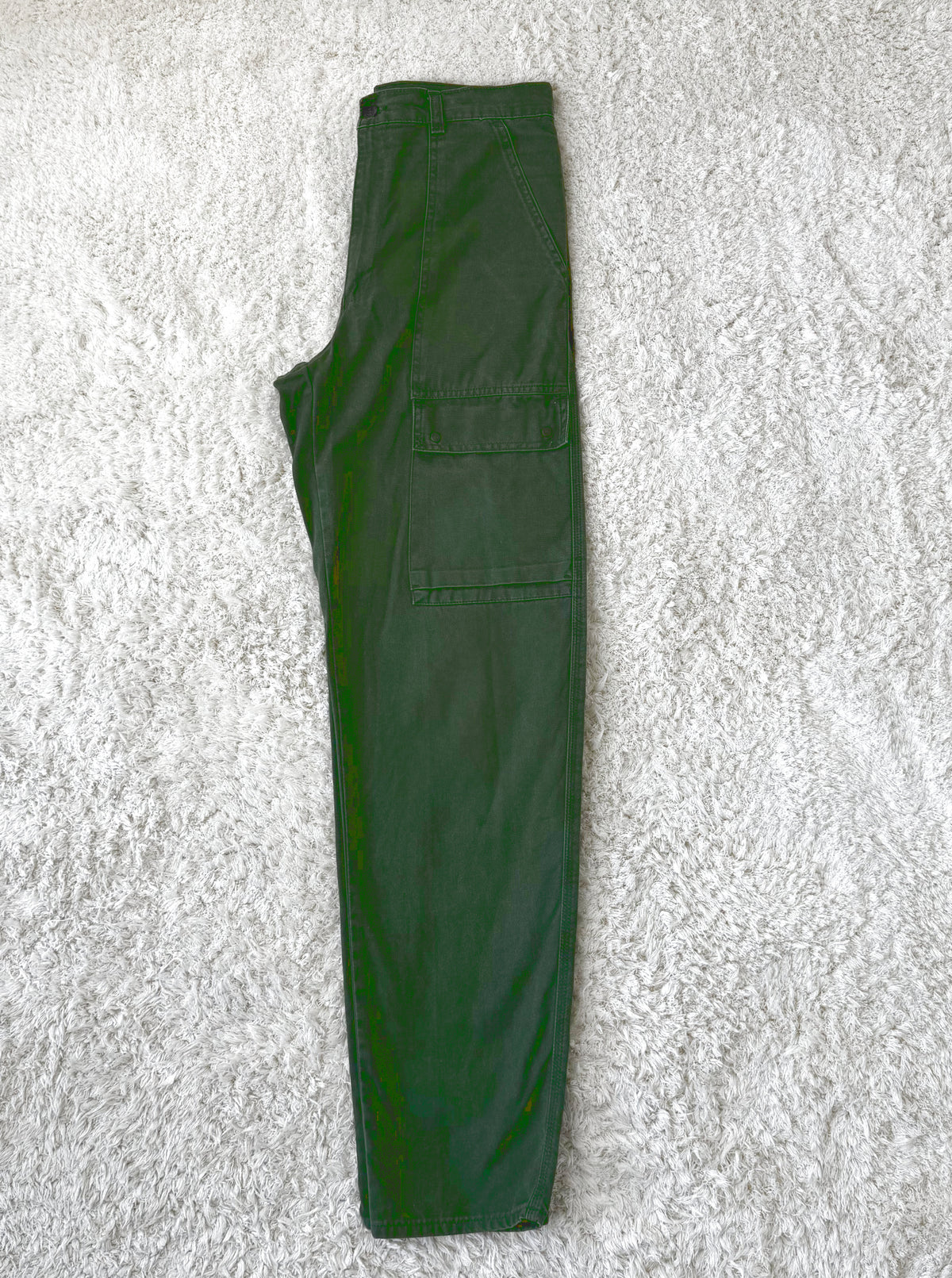Einzigartige und nachhaltige Vintage Hose in oliv von Levi's. Side.