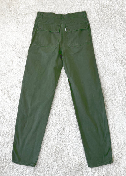 Einzigartige und nachhaltige Vintage Hose in oliv von Levi's. Back.
