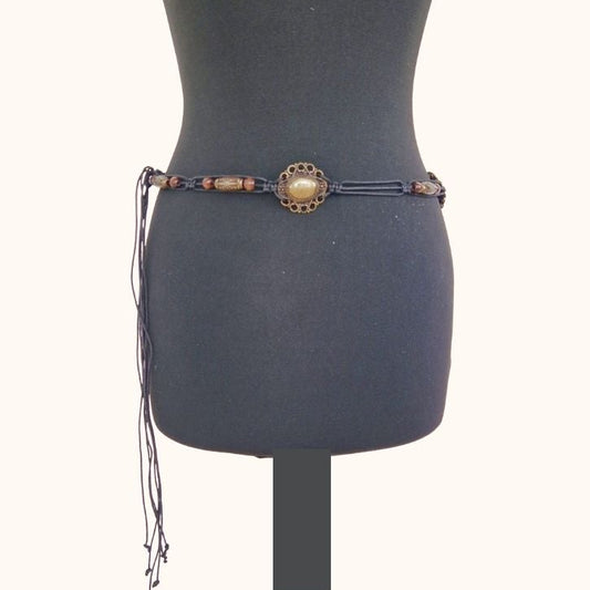 Einzigartiger und nachhaltiger Vintage Bindegürtel in schwarz-braun-gold mit Ornamenten und Perlen. Front.