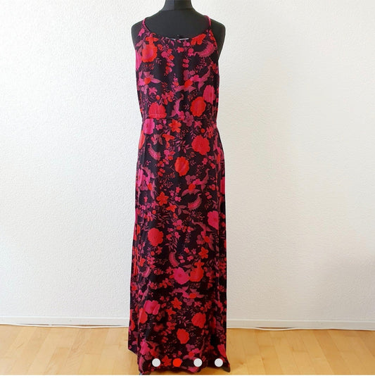 Einzigartiges und nachhaltiges Vintage Kleid mit Blumen in schwarz-rot. Unique and sustainable vintage dress with flowers in black-red. Front.
