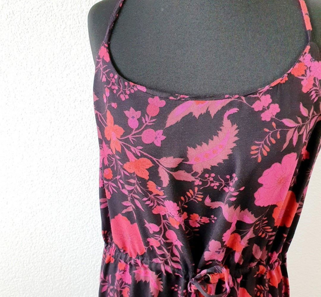 Einzigartiges und nachhaltiges Vintage Kleid mit Blumen in schwarz-rot. Unique and sustainable vintage dress with flowers in black-red. Close-up.