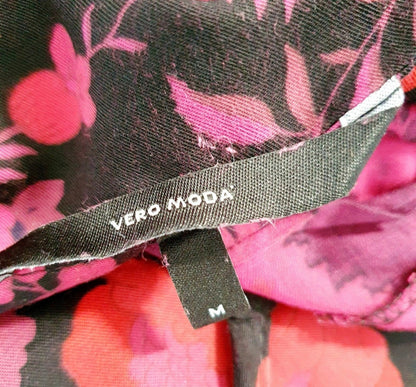 Einzigartiges und nachhaltiges Vintage Kleid mit Blumen in schwarz-rot. Unique and sustainable vintage dress with flowers in black-red. Tag.