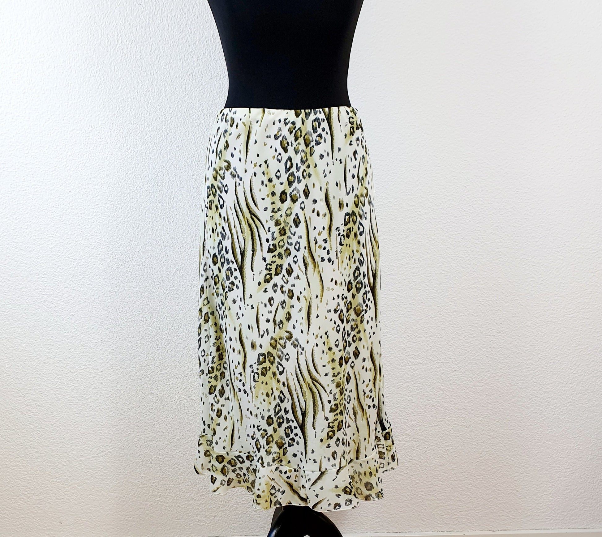 Einzigartiger und nachhaltiger Vintage Rock in oliv-weiss mit Leo-Print. Unique and sustainable vintage skirt in olive-green-white with leo print. Front.