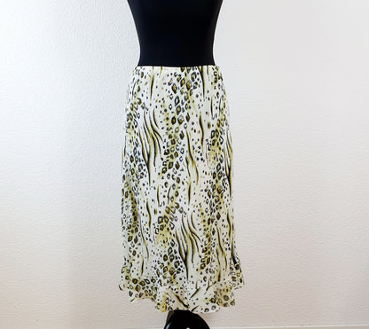 Einzigartiger und nachhaltiger Vintage Rock in oliv-weiss mit Leo-Print. Unique and sustainable vintage skirt in olive-green-white with leo print. Front.