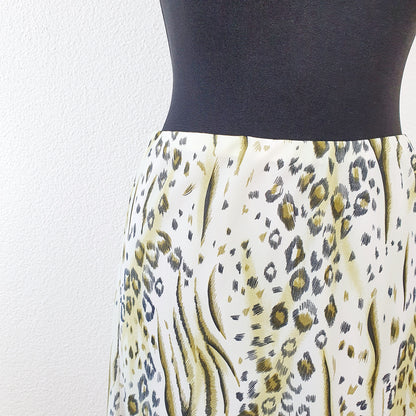 Einzigartiger und nachhaltiger Vintage Rock in oliv-weiss mit Leo-Print. Unique and sustainable vintage skirt in olive-green-white with leo print. Close-up.