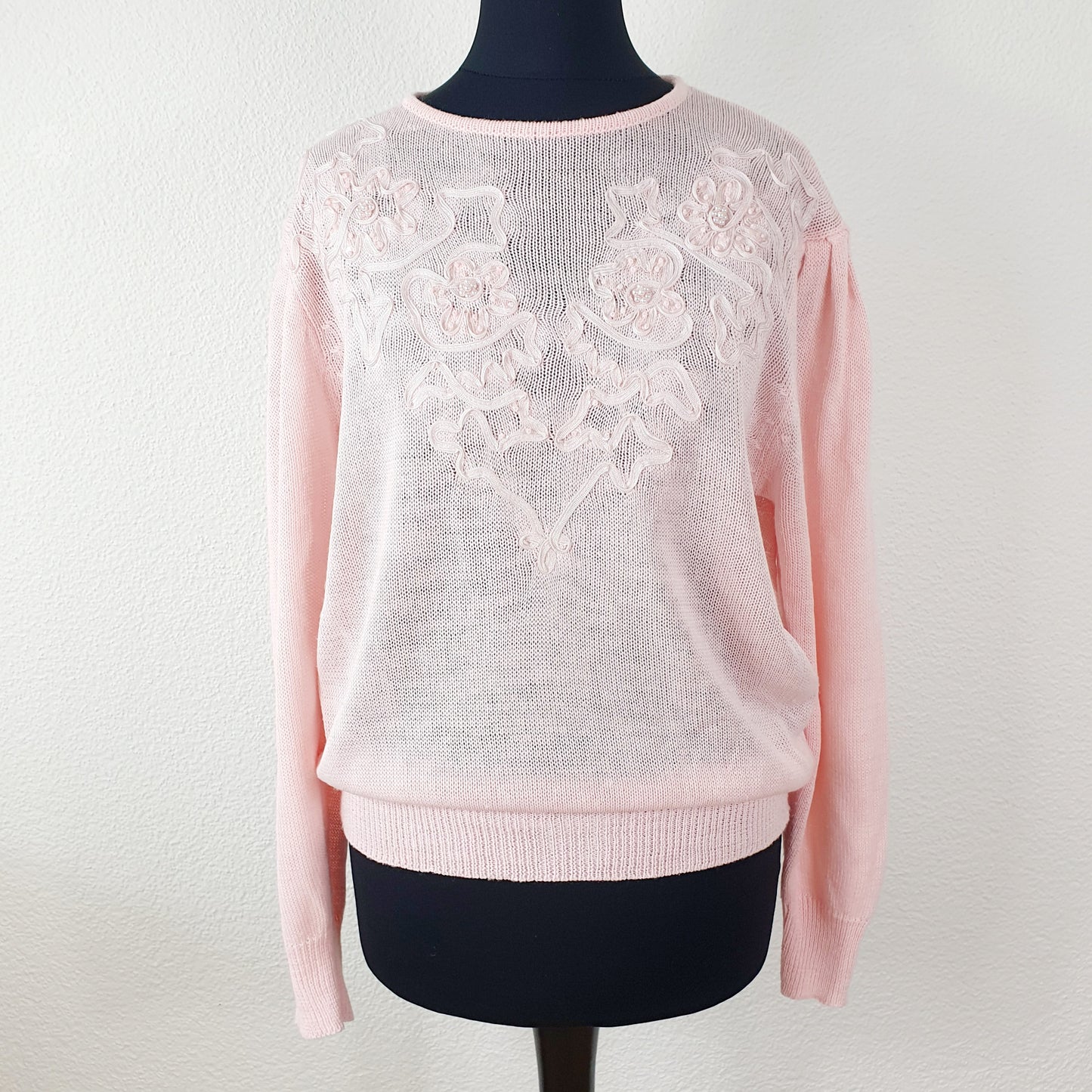 Einzigartiger und nachhaltiger Vintage Pullover in pink mit Blumen. Unique and sustainable vintage pullover in pink with flowers. Front.