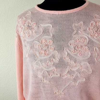 Einzigartiger und nachhaltiger Vintage Pullover in pink mit Blumen. Unique and sustainable vintage pullover in pink with flowers. Close-up.