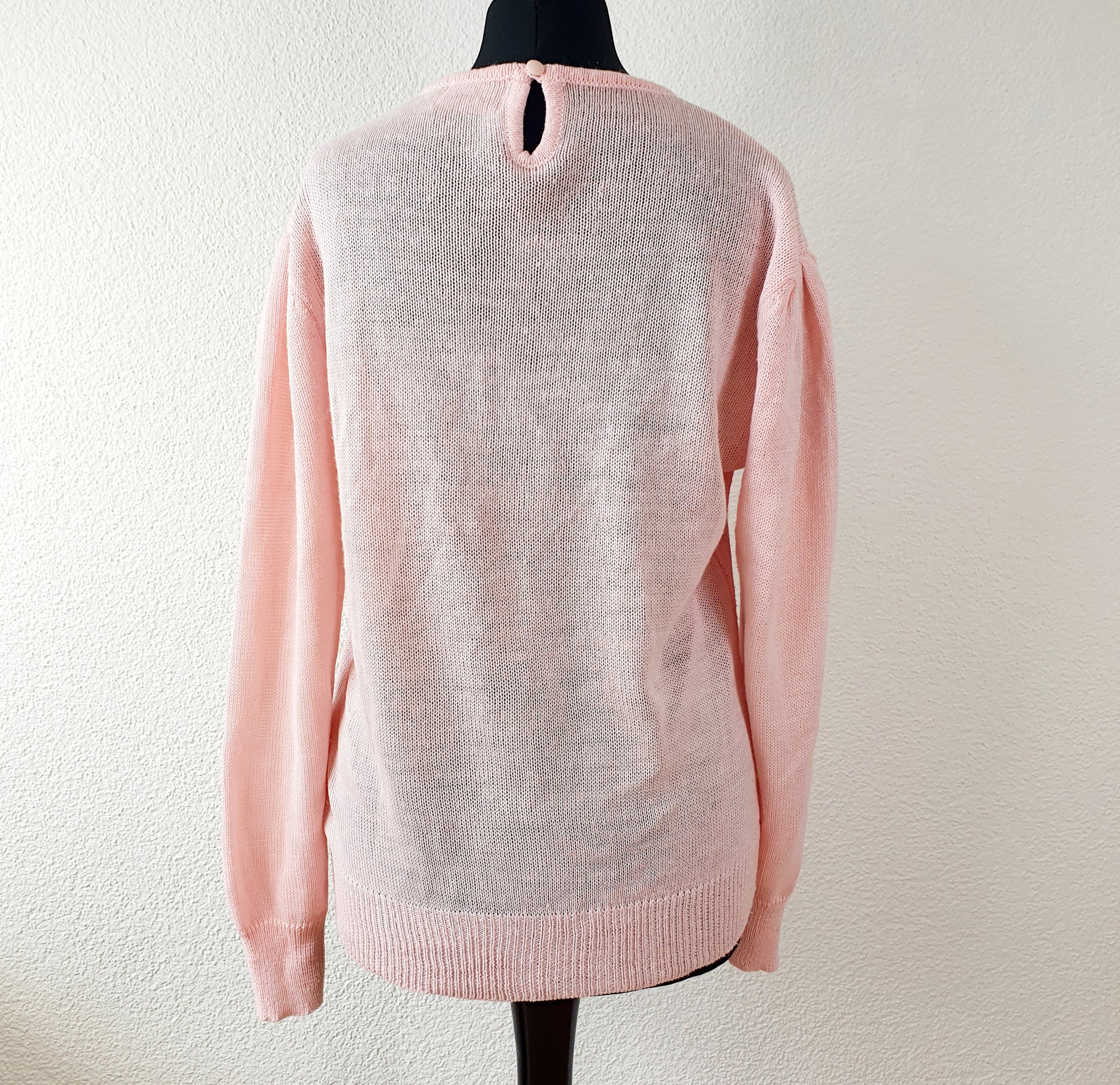 Einzigartiger und nachhaltiger Vintage Pullover in pink mit Blumen. Unique and sustainable vintage pullover in pink with flowers. Back.