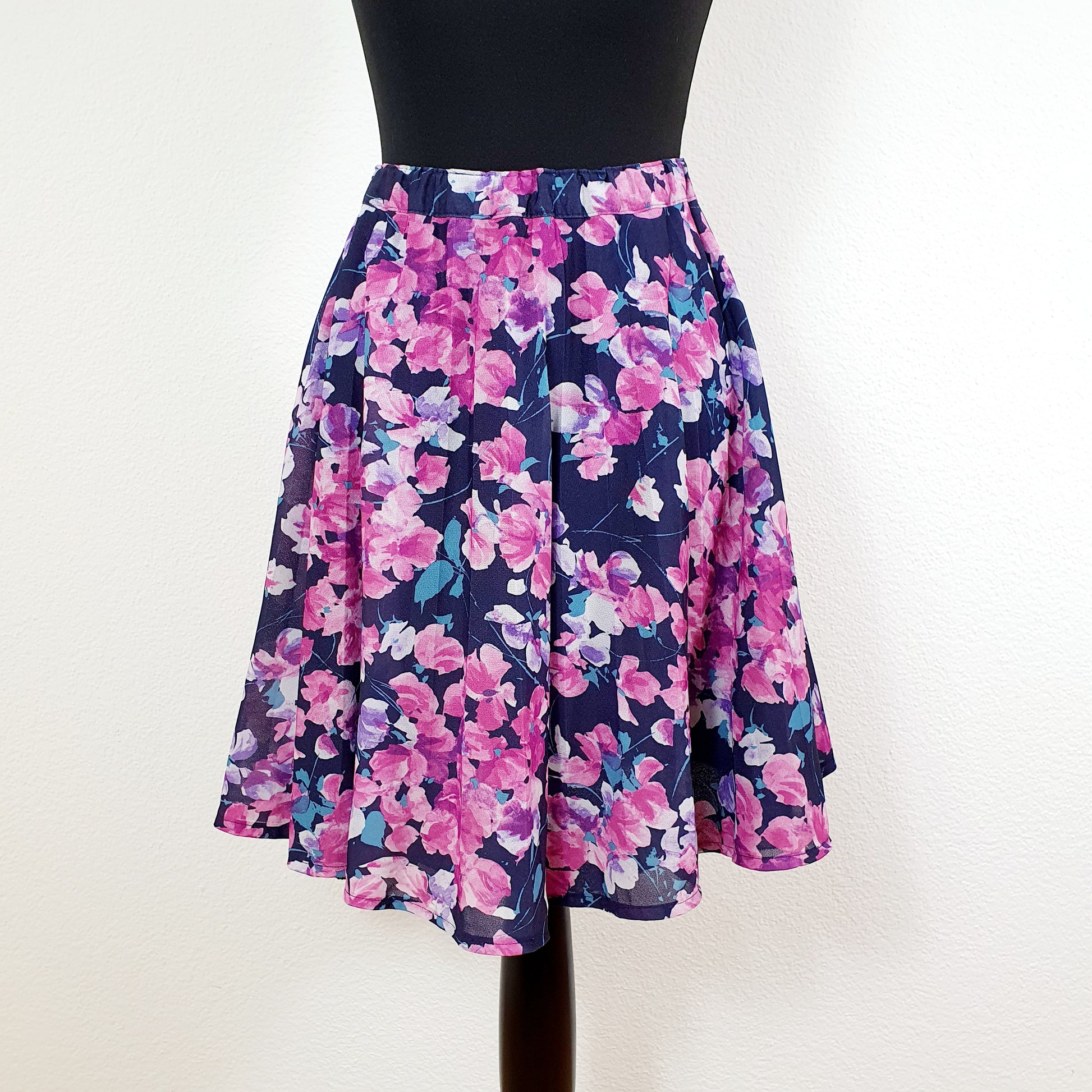 Einzigartiger und nachhaltiger Vintage Rock in blau-pink mit Blumen. Unique and sustainable vintage skirt in blue-pink with flowers. Front.