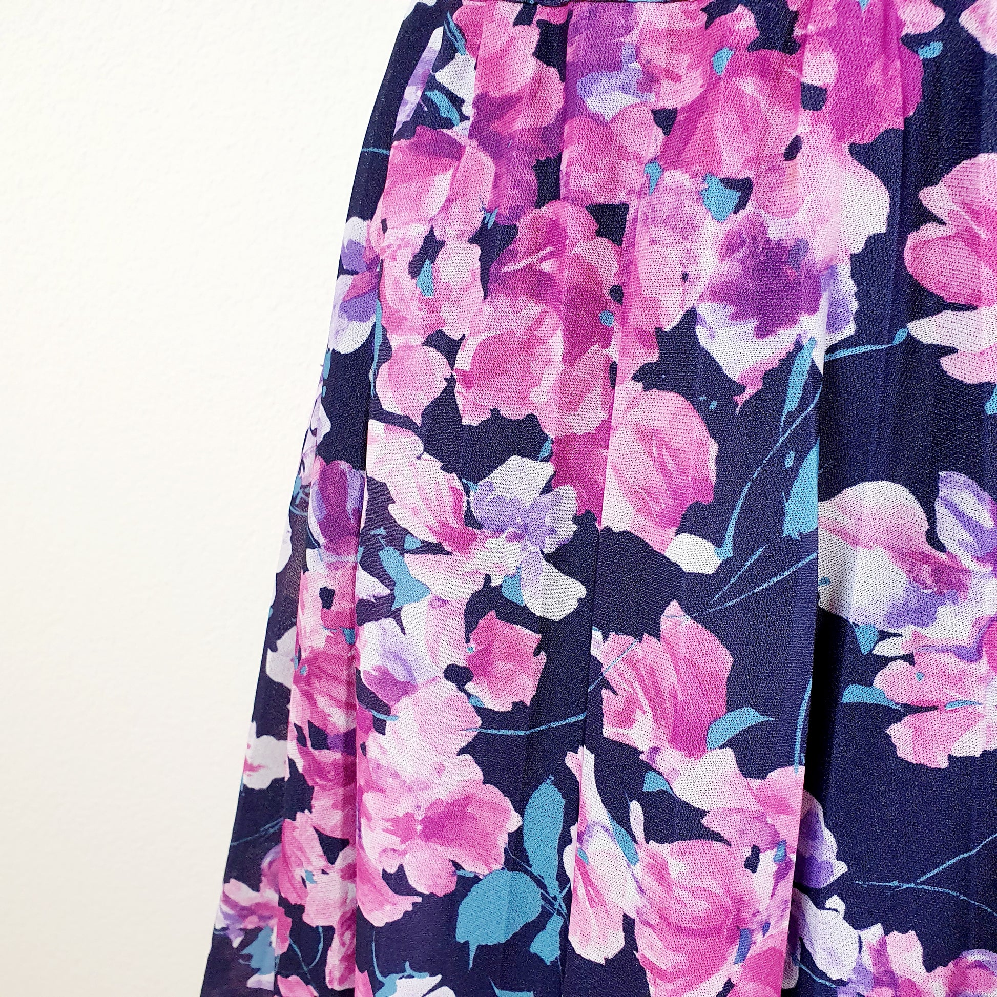 Einzigartiger und nachhaltiger Vintage Rock in blau-pink mit Blumen. Unique and sustainable vintage skirt in blue-pink with flowers. Close-up.