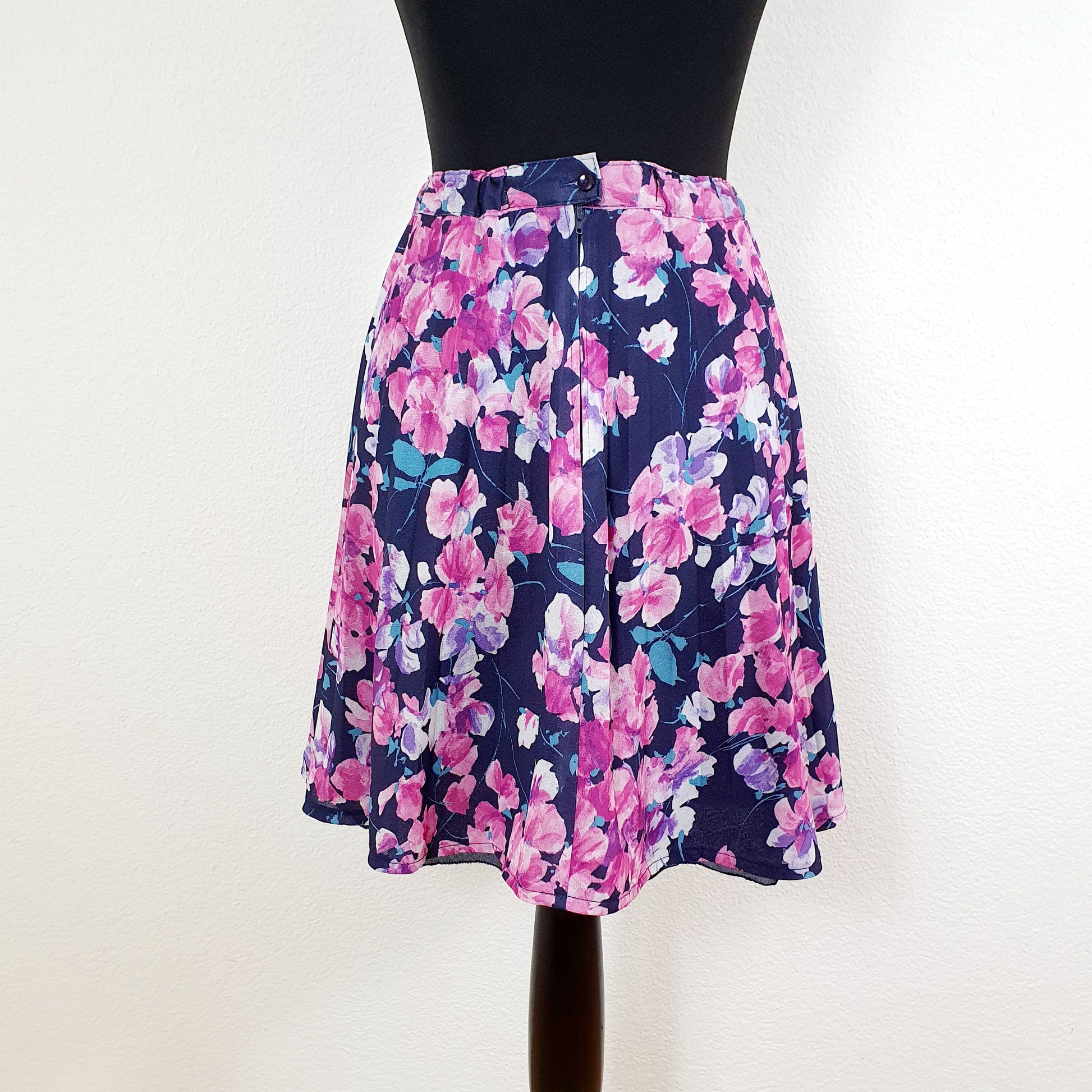 Einzigartiger und nachhaltiger Vintage Rock in blau-pink mit Blumen. Unique and sustainable vintage skirt in blue-pink with flowers. Back.