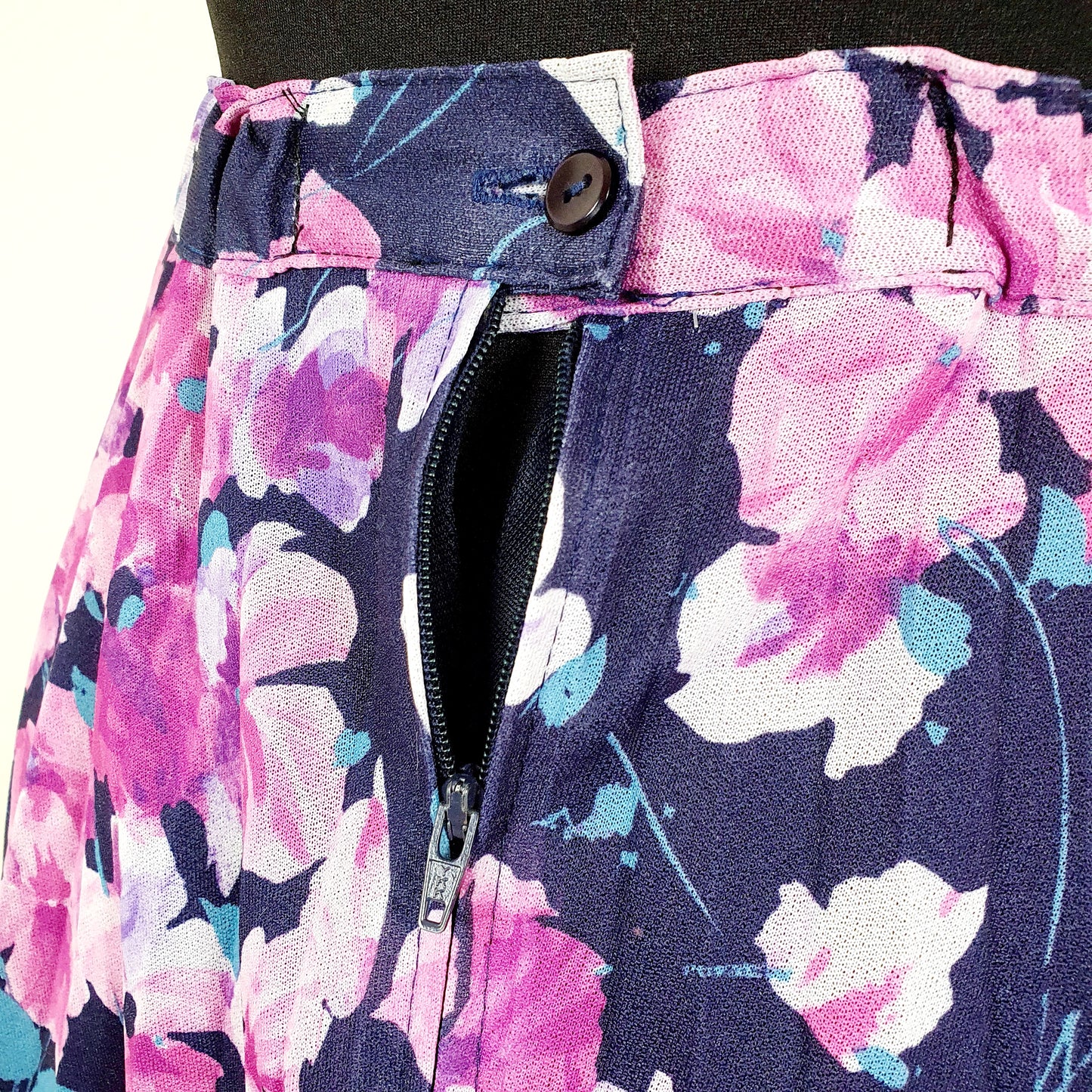 Einzigartiger und nachhaltiger Vintage Rock in blau-pink mit Blumen. Unique and sustainable vintage skirt in blue-pink with flowers. Zipper.