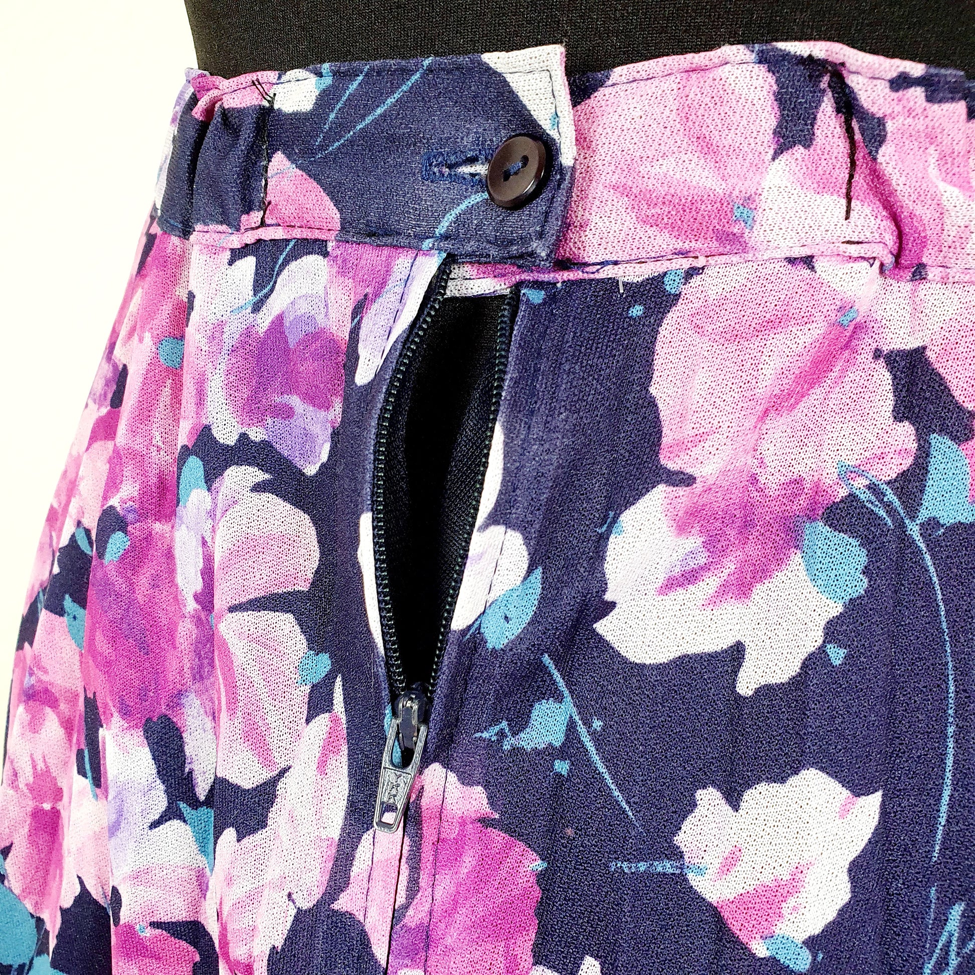 Einzigartiger und nachhaltiger Vintage Rock in blau-pink mit Blumen. Unique and sustainable vintage skirt in blue-pink with flowers. Zipper.