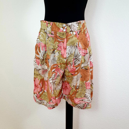 Einzigartige und nachhaltige Vintage Shorts mit Palmen. Unique and sustainable vintage shorts with palm trees. Front.