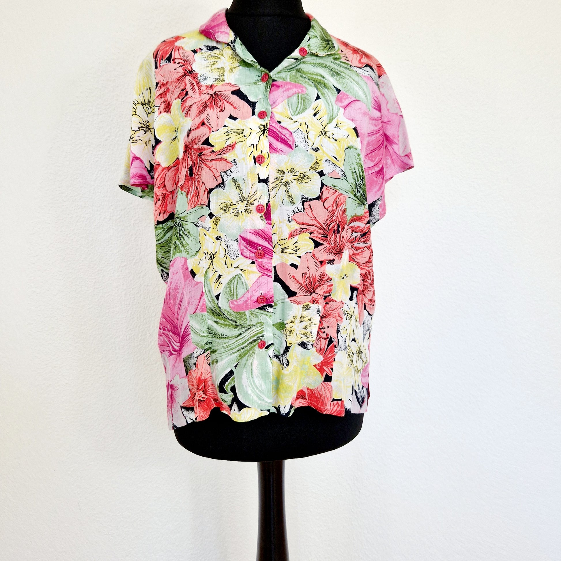 Einzigartige und nachhaltige Vintage Bluse in pink-lachs-gelb mit Blumen. Unique and sustainable vintage blouse in pink-salmon-yellow with flowers. Front.