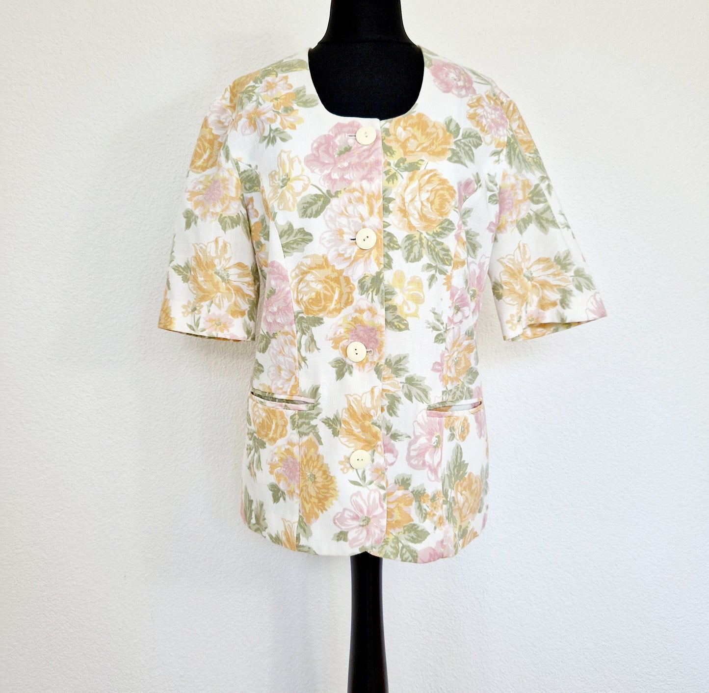 Einzigartiger und nachhaltiger Vintage Blazer mit Blumen. Unique and sustainable vintage blazer with flowers. Front.