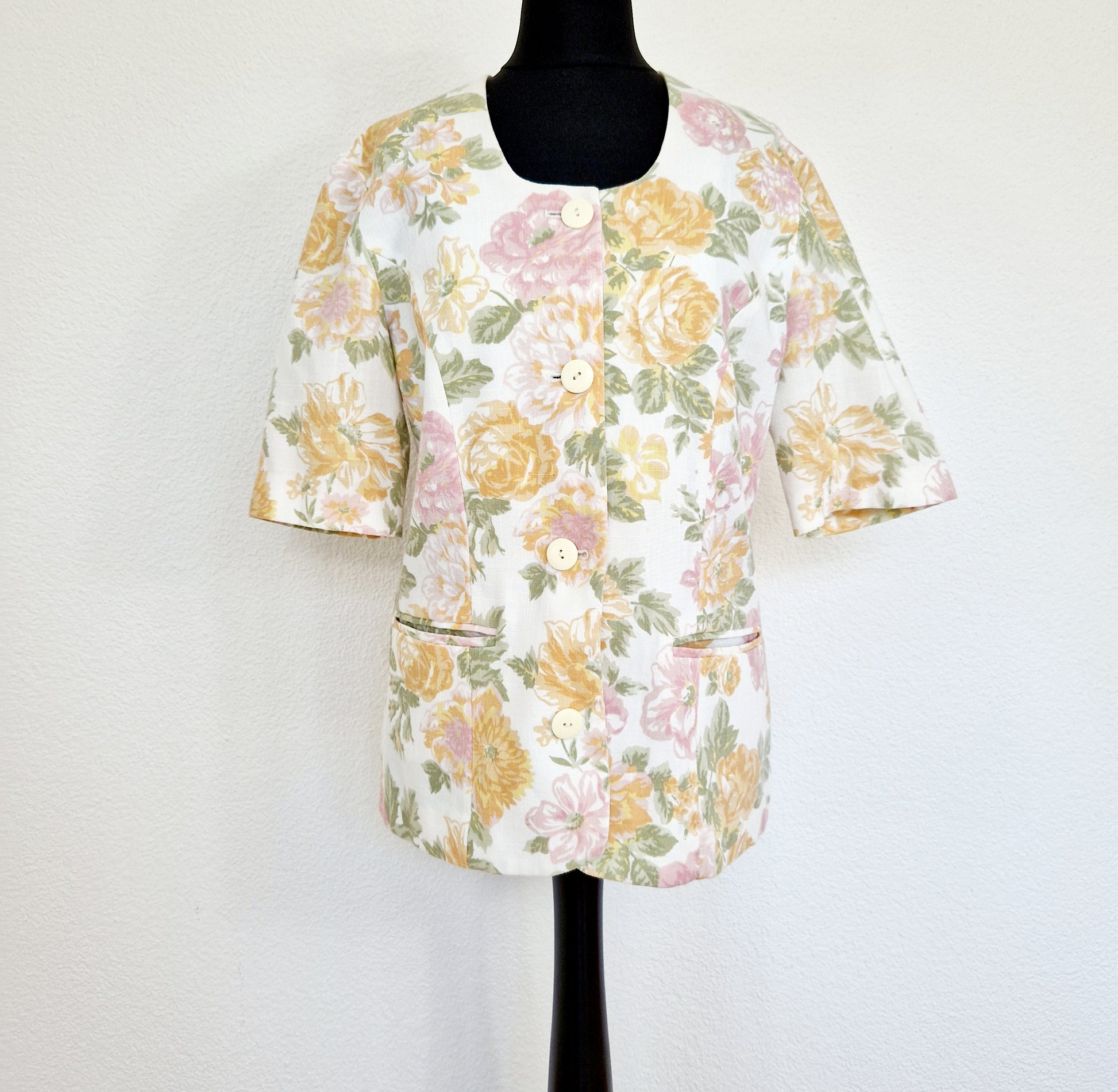 Einzigartiger und nachhaltiger Vintage Blazer mit Blumen. Unique and sustainable vintage blazer with flowers. Front.
