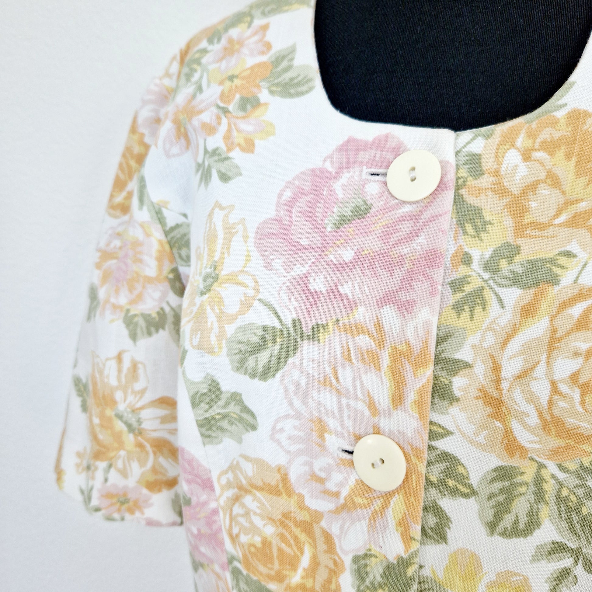 Einzigartiger und nachhaltiger Vintage Blazer mit Blumen. Unique and sustainable vintage blazer with flowers. Close-up.