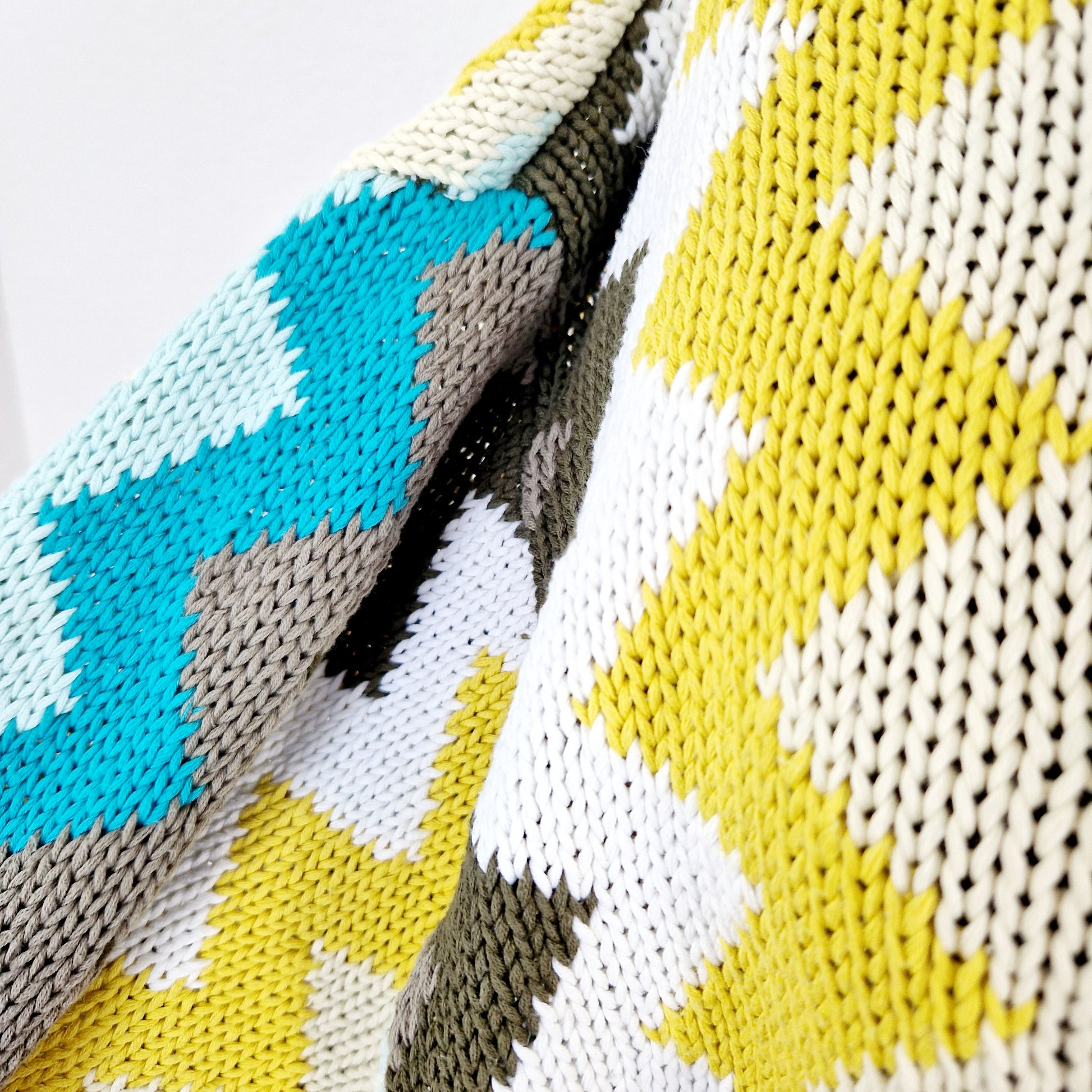 Einzigartiger und nachhaltiger Vintage Pullover mit Zickzack. Unique and sustainable vintage pullover with zigzag. Close-up.