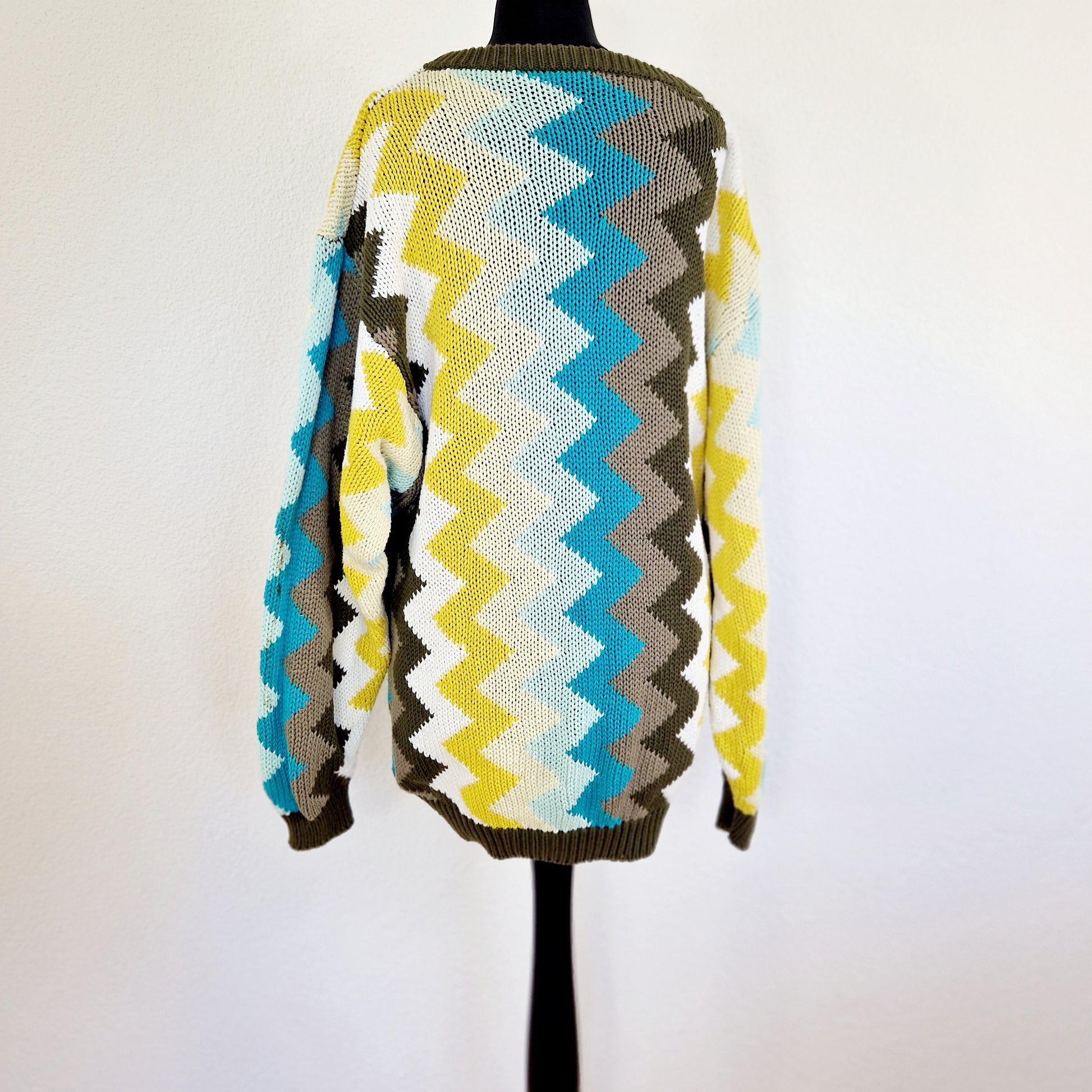 Einzigartiger und nachhaltiger Vintage Pullover mit Zickzack. Unique and sustainable vintage pullover with zigzag. Back.