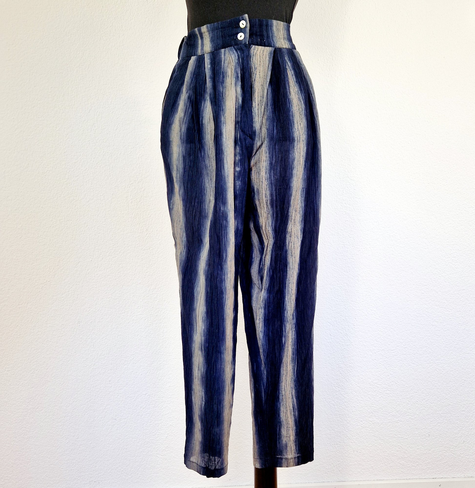 Einzigartige und nachhaltige Vintage Hose mit Streifen. Unique and sustainable vintage trousers with stripes. Front.
