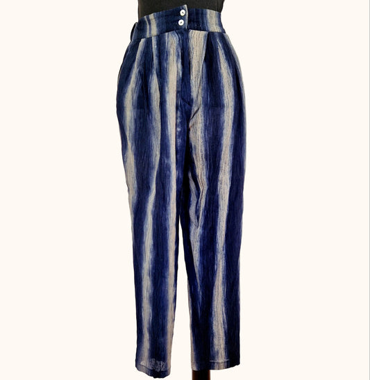 Einzigartige und nachhaltige Vintage Hose mit Streifen. Unique and sustainable vintage trousers with stripes. Front.