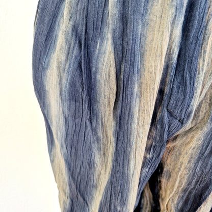 Einzigartige und nachhaltige Vintage Hose mit Streifen. Unique and sustainable vintage trousers with stripes. Close-up.