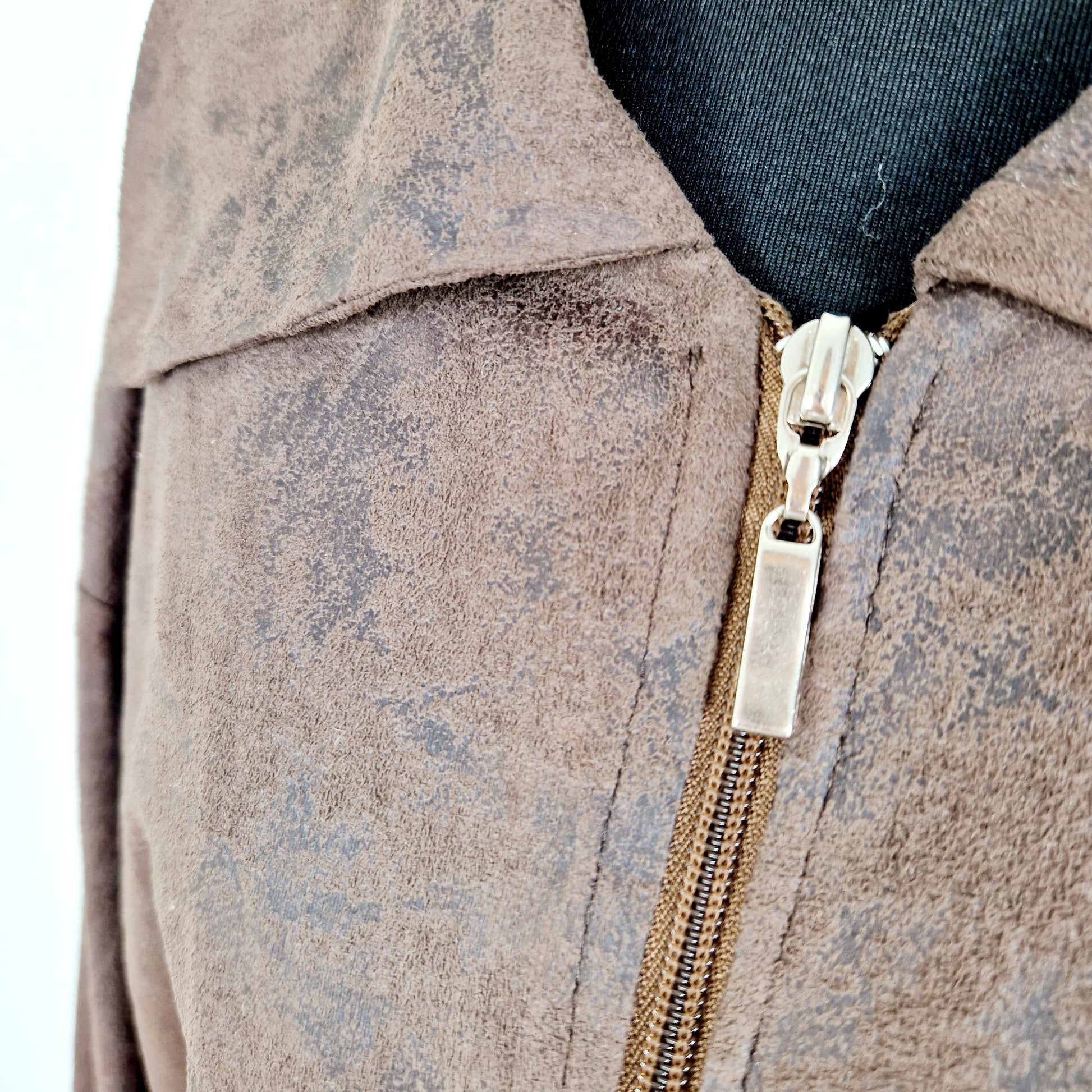 Einzigartige und nachhaltige Vintage Jacke in braun. Unique and sustainable vintage jacket in brown. Close-up.