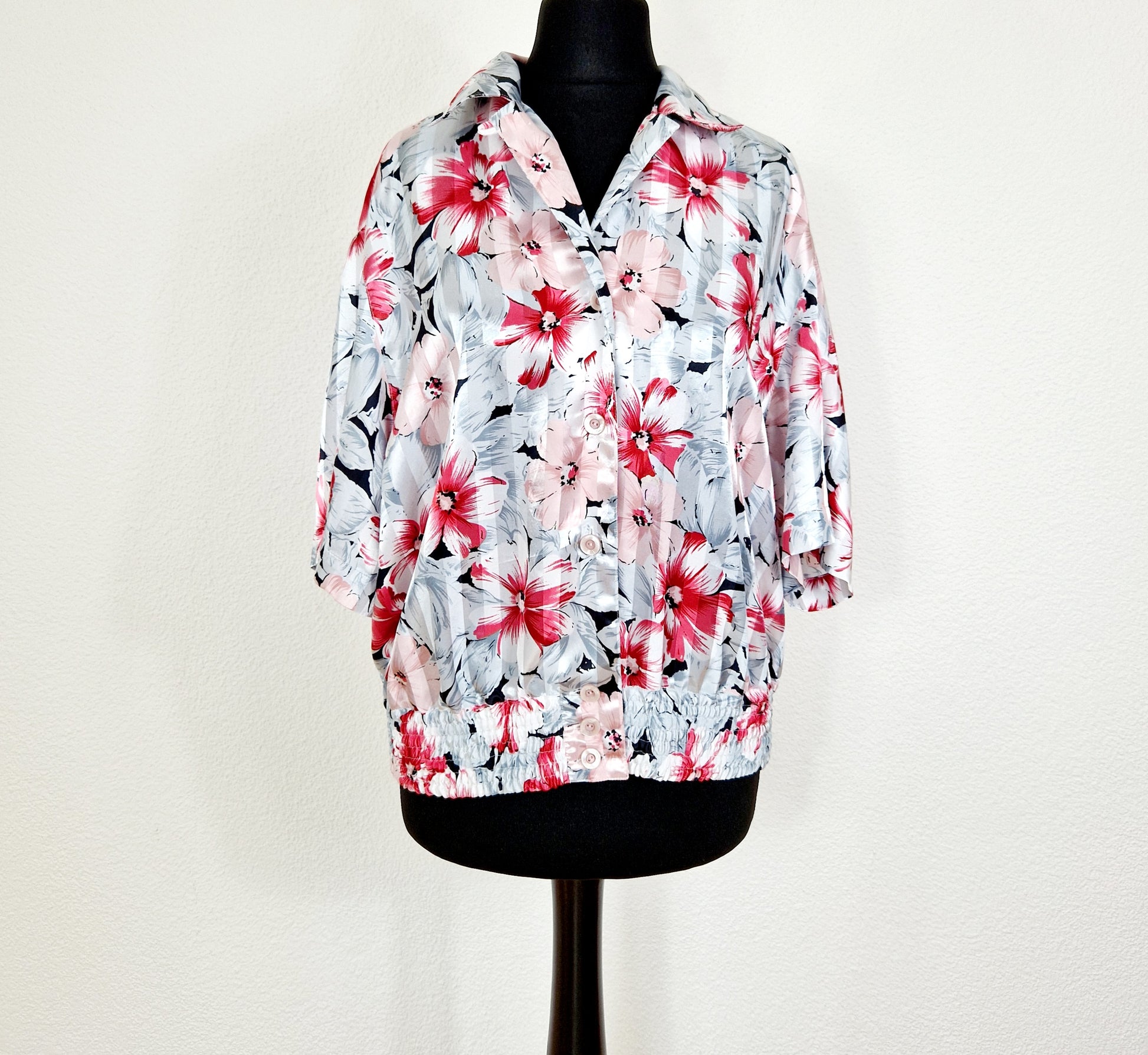 Einzigartige und nachhaltige Vintage Bluse in weiss-rot-rosa mit Blumen. Unique and sustainable vintage blouse in white-red-pink with flowers. Front.