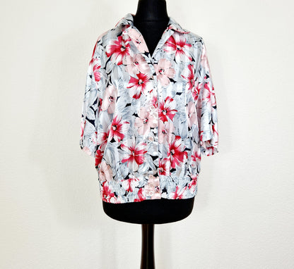 Einzigartige und nachhaltige Vintage Bluse in weiss-rot-rosa mit Blumen. Unique and sustainable vintage blouse in white-red-pink with flowers. Front.