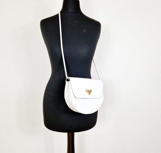 Einzigartige und nachhaltige Vintage Umhängetasche in weiss mit Blume. Unique and sustainable vintage cross body bag in white with a flower. Model.