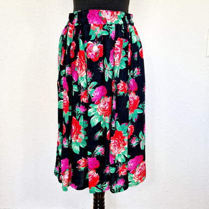 Einzigartiger und nachhaltiger Vintage Rock in schwarz-rot-pink mit Rosen. Unique and sustainable vintage skirt in black-red-pink with roses. Front.