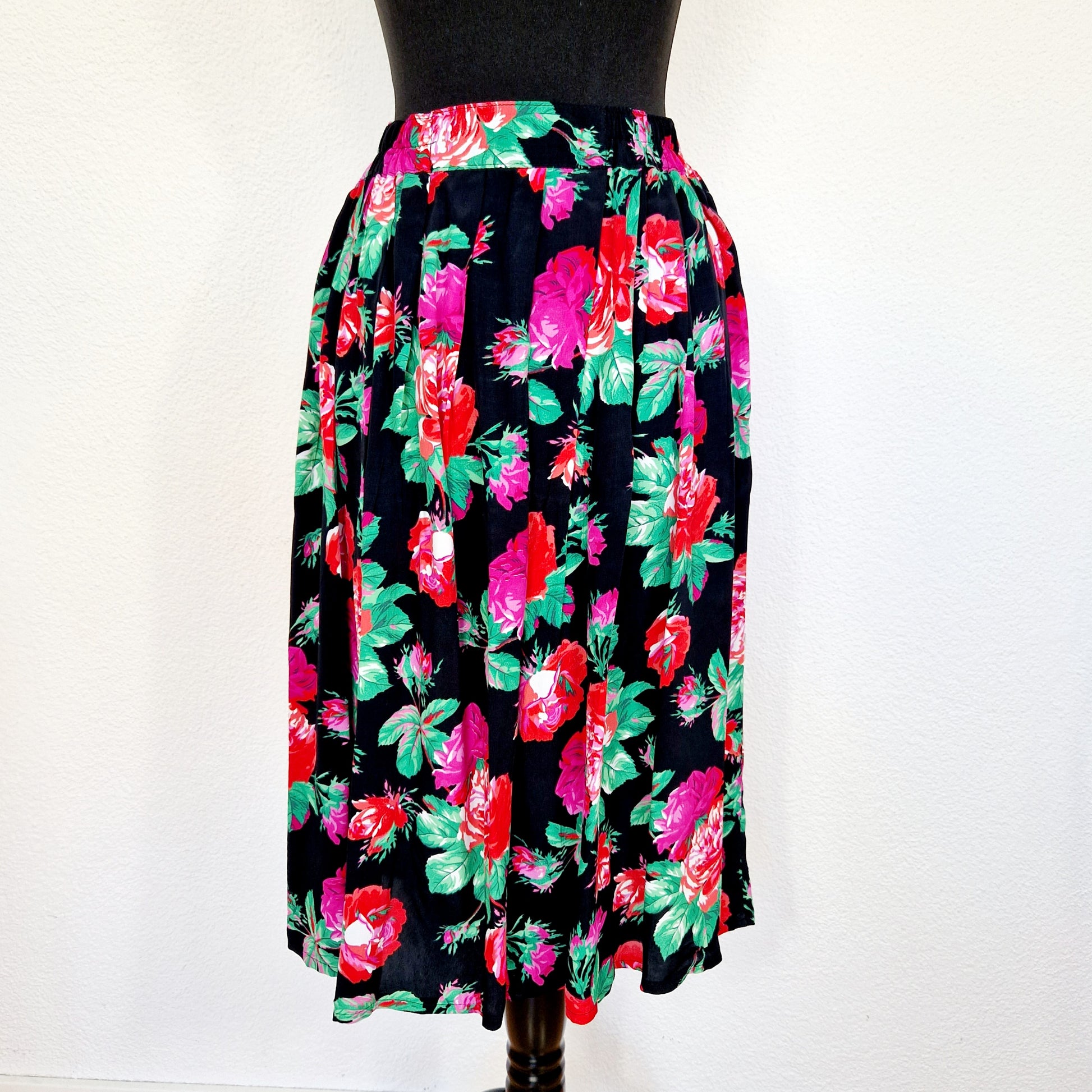 Einzigartiger und nachhaltiger Vintage Rock in schwarz-rot-pink mit Rosen. Unique and sustainable vintage skirt in black-red-pink with roses. Back.